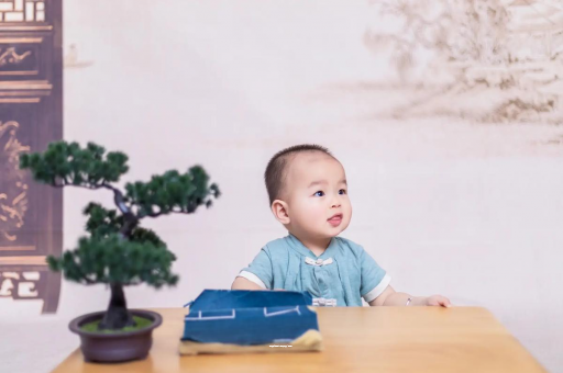 屯昌怀孕肚子中间凹两边凸